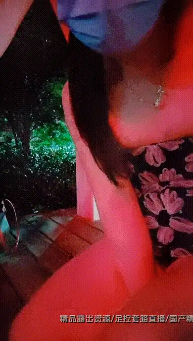 #直播 户外裸奔，这骚逼玩的很刺激，马路边人来人往车流不断，逼里夹着大黑牛脱光了给狼友看