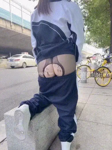 骚货穿着学生装在公交车站露出，让闺蜜在屁股上写满淫文 #人前