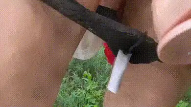 带着骚老婆塞着假鸡吧在公园自慰流出白浆