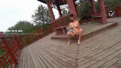 带着淫妻公园露出，亭子里还有人睡觉，全裸在旁边偷偷自慰 #人前
