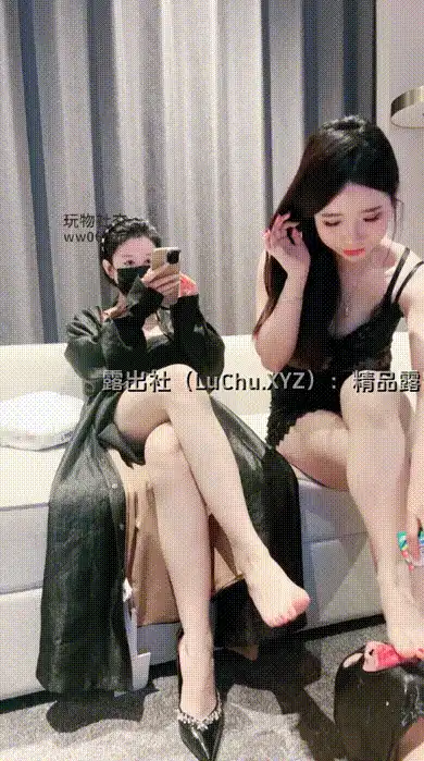 姐妹双人羞辱 舔脚足交 给小狗玩爽了! #玩物社交