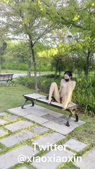 苗条网红小小星大白天在公园街道全裸露出