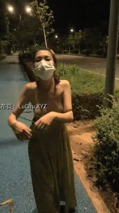 【经典街头露出】成都街头，小萝莉挑战露出，行人车辆时不时经过，又害羞又兴奋蹦蹦跳跳