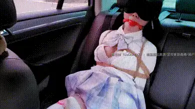 户外真实露出调教，稚嫩小萝莉沦为别人的母狗，被_#捆绑_住双手塞入跳蛋戴上口球在户外任凭玩弄