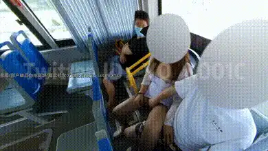 退网淫妻大神 #YQK 公交车上玩弄老婆的骚B 旁边那个哥们都看硬了吧 #自购