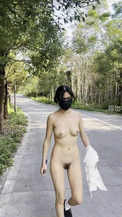 #小K 白色衬衫大白天在马路旁慢慢卸下,露出雪白的奶子和屁股供过往的行人大饱眼福 #人前