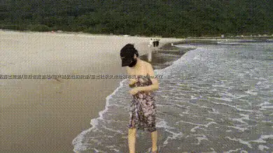 #小K 在海滩上不远处还有人在赶海,毫无顾虑脱掉身上衣物只靠一件单薄的披肩遮掩自己克制不住想露出的躯体 #人前