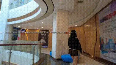 #小K 套着外套里面是镂空黑丝上衣和齐逼包臀裙逛商场,最后干脆脱掉外套肆无忌惮展示自己的胴体,阴毛若隐若现 #人前