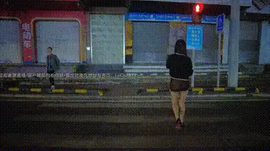 #小K 红底高跟黑丝包臀裙站在街边红路灯处，透着光看身体简直一览无遗，宛若站街女一般供过往行人观看自己的躯体 #人前