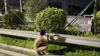 #小K 全裸高跟穿梭于马路于绿化带之间，紧张到对向来了辆货车都要蹲下来躲着
