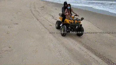 #小K 闺蜜作品,白色雨衣也遮挡不住骚气的躯体,全裸让工作人员载着自己玩沙滩越野车 #人前