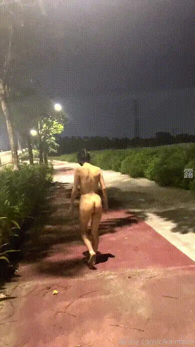 #小K 全裸马路边露出，遇到对向来车蹲在草丛边躲着，对面小情侣骑着电动车就跑了