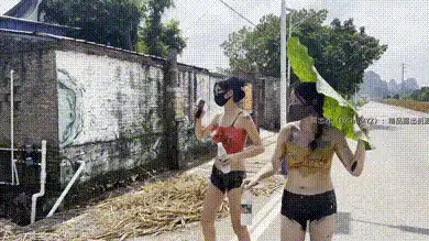 #小K 闺蜜双人成行，身上彩绘全裸漫步，实则一丝不挂的感觉真的是太刺激了，这个系列国内好像还没其他人玩过（下集）