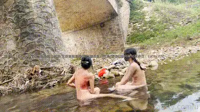 #小K 闺蜜双人成行，在河边清理身上的彩绘