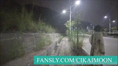 #小K 只穿着风衣+高跟里面一丝不苟，走在路上路过水果摊不顾路人的眼光毫无遮拦挑选水果，#人前 #人后 真是玩到了极致，太刺激了